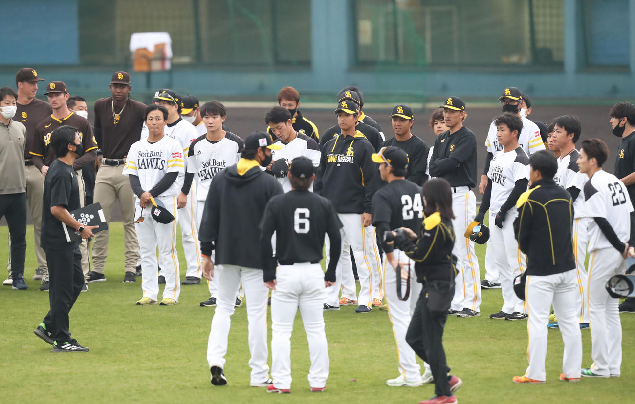 練習前に円陣を組み話を聞くソフトバンクナイン（撮影・屋方直哉）