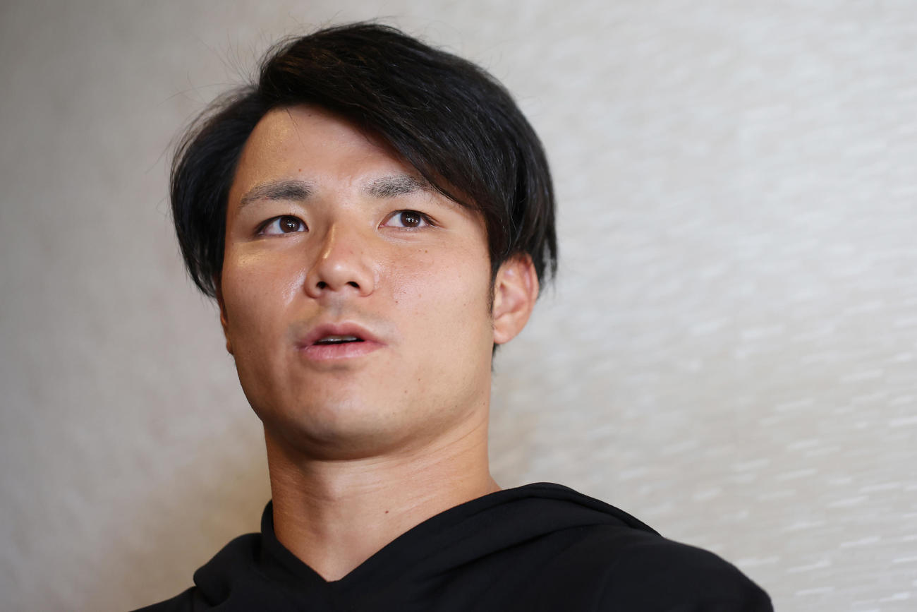 契約更改を終え、取材に応じる阪神栄枝（撮影・前田充）
