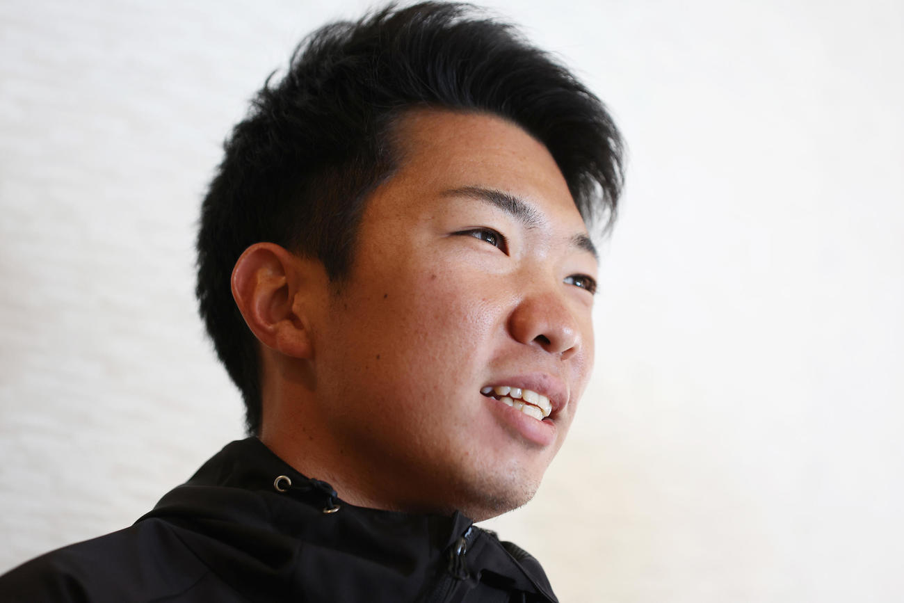 契約更改を終え、取材に応じる阪神石井（撮影・前田充）