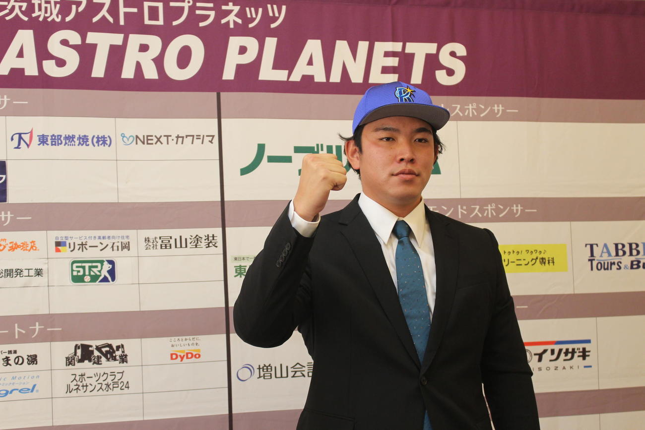 DeNAと仮契約を結び、ガッツポーズを決める育成ドラフト4位のBC茨城・渡辺（撮影・久保賢吾）
