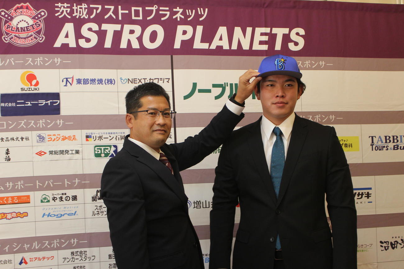 DeNAと仮契約を結んだ育成ドラフト4位のBC茨城・渡辺（撮影・久保賢吾）