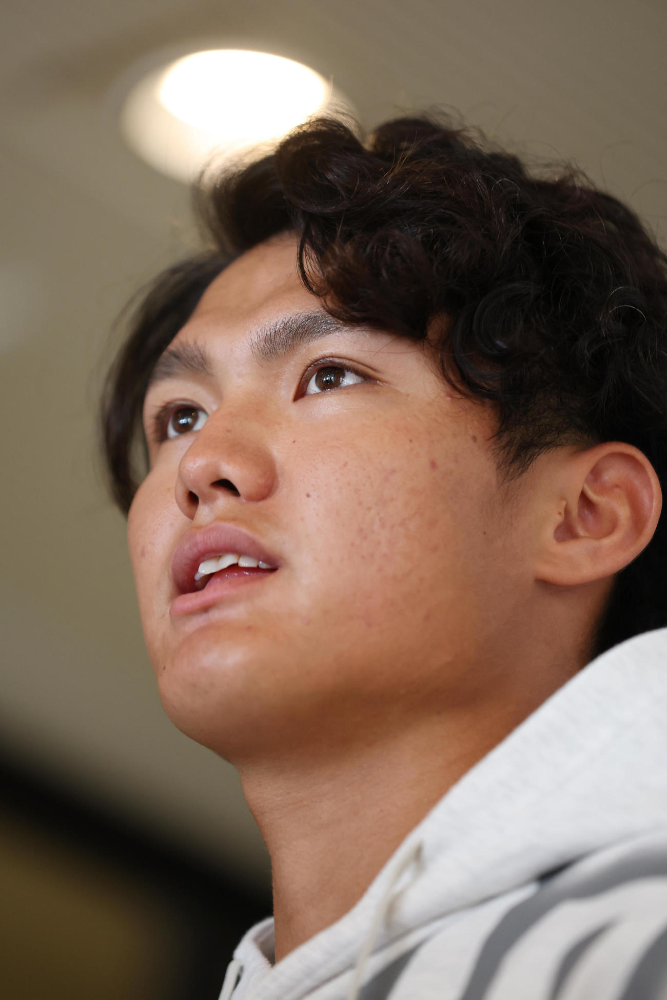 契約更改を終え、取材に応じる阪神西純（撮影・前田充）