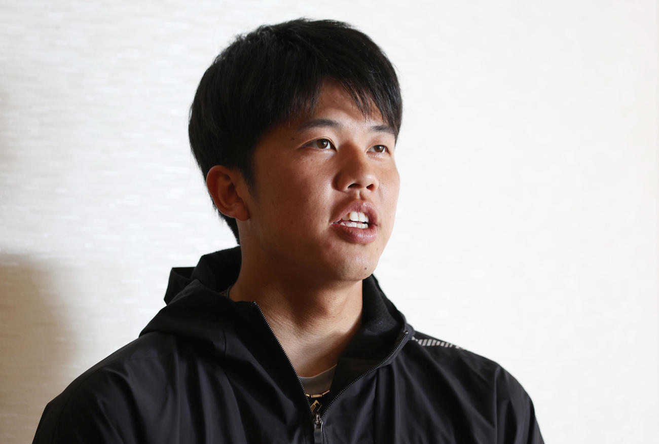 契約更改を終え、取材に応じる阪神才木（撮影・前田充）