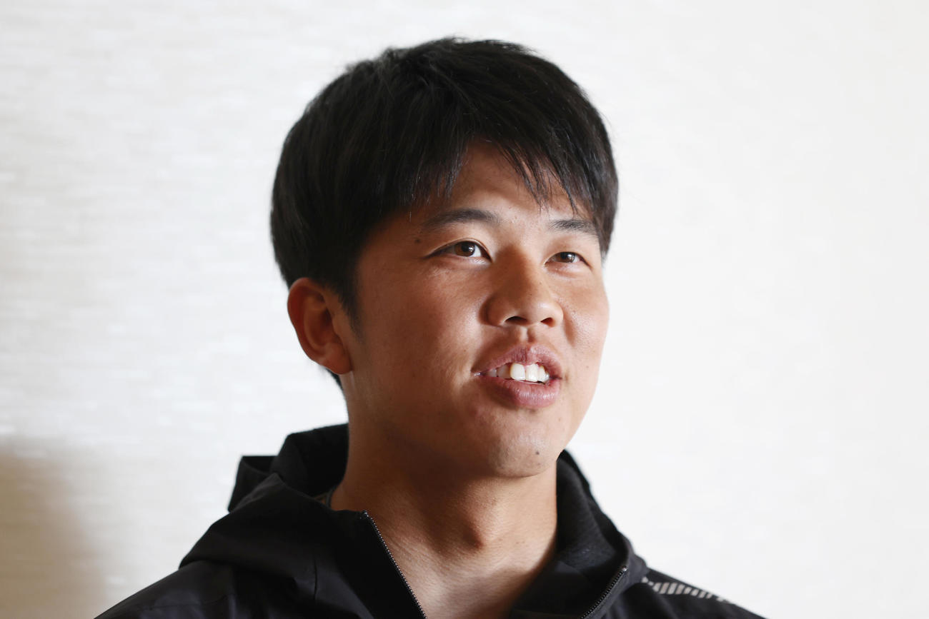 契約更改を終え、笑顔で取材に応じる阪神才木（撮影・前田充）