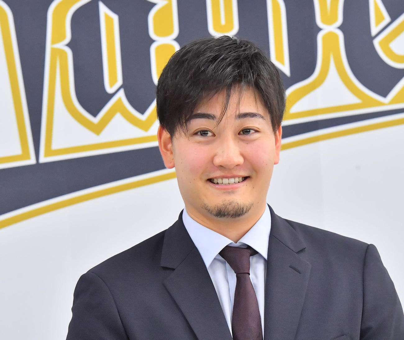 微増でサインしたオリックス竹安（撮影・和賀正仁）