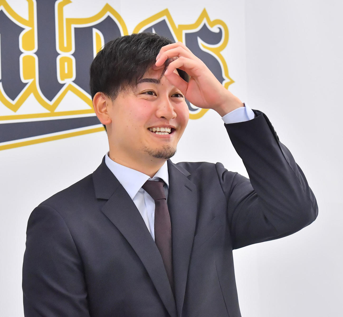 微増でサインしたオリックス竹安（撮影・和賀正仁）