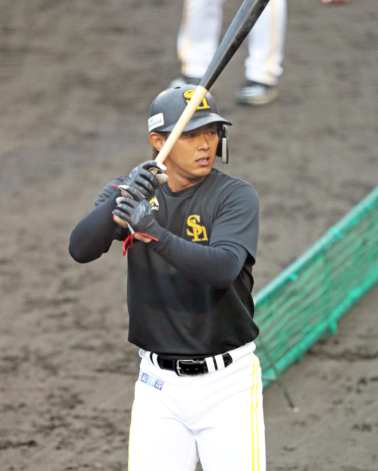 打撃練習を行う今宮（撮影・屋方直哉）