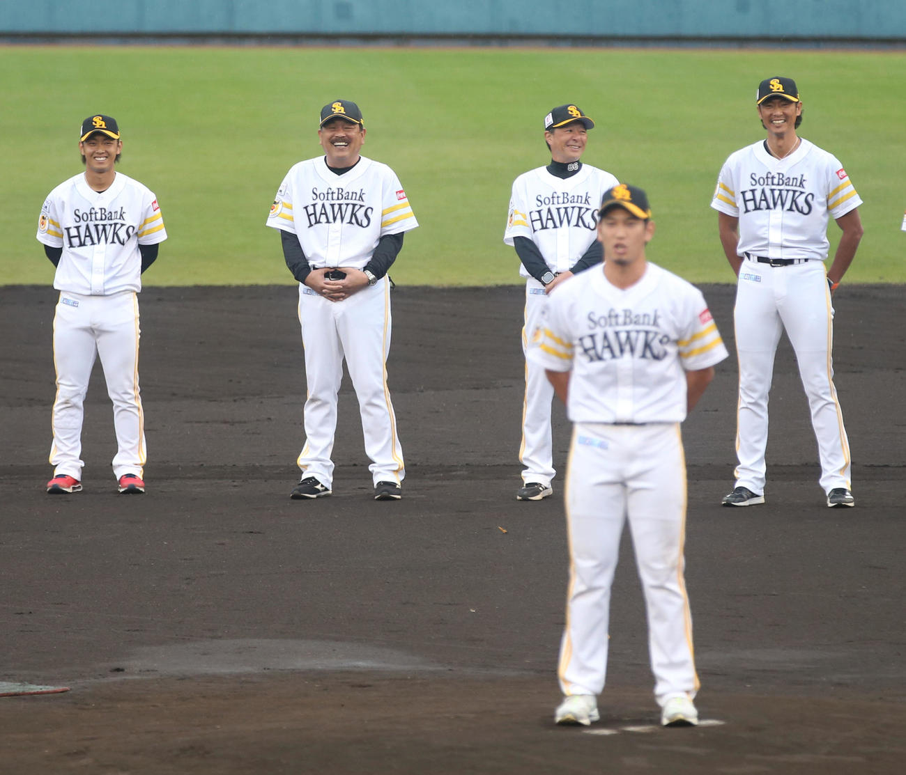秋季キャンプ最終日、栗原（手前）のあいさつで笑顔になる左から今宮、藤本監督、森ヘッドコーチ、斉藤投手コーチ（撮影・屋方直哉）