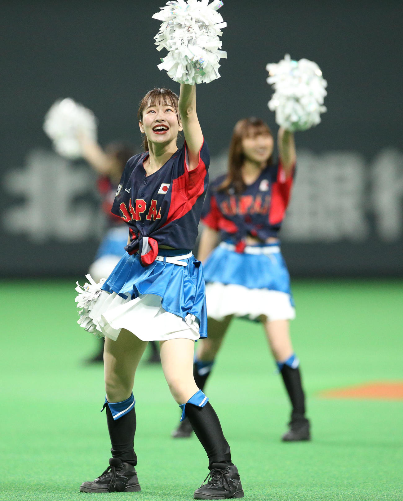 オーストラリア対日本　侍ジャパン仕様のコスチュームでダンスを披露するファイターズガールの濱野亜里沙さん（22年11月10日）