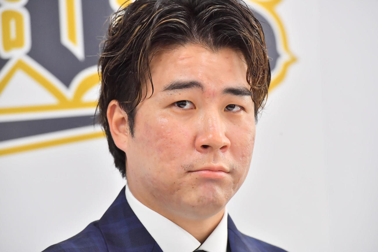 微増でサインしたオリックス山足（撮影・和賀正仁）