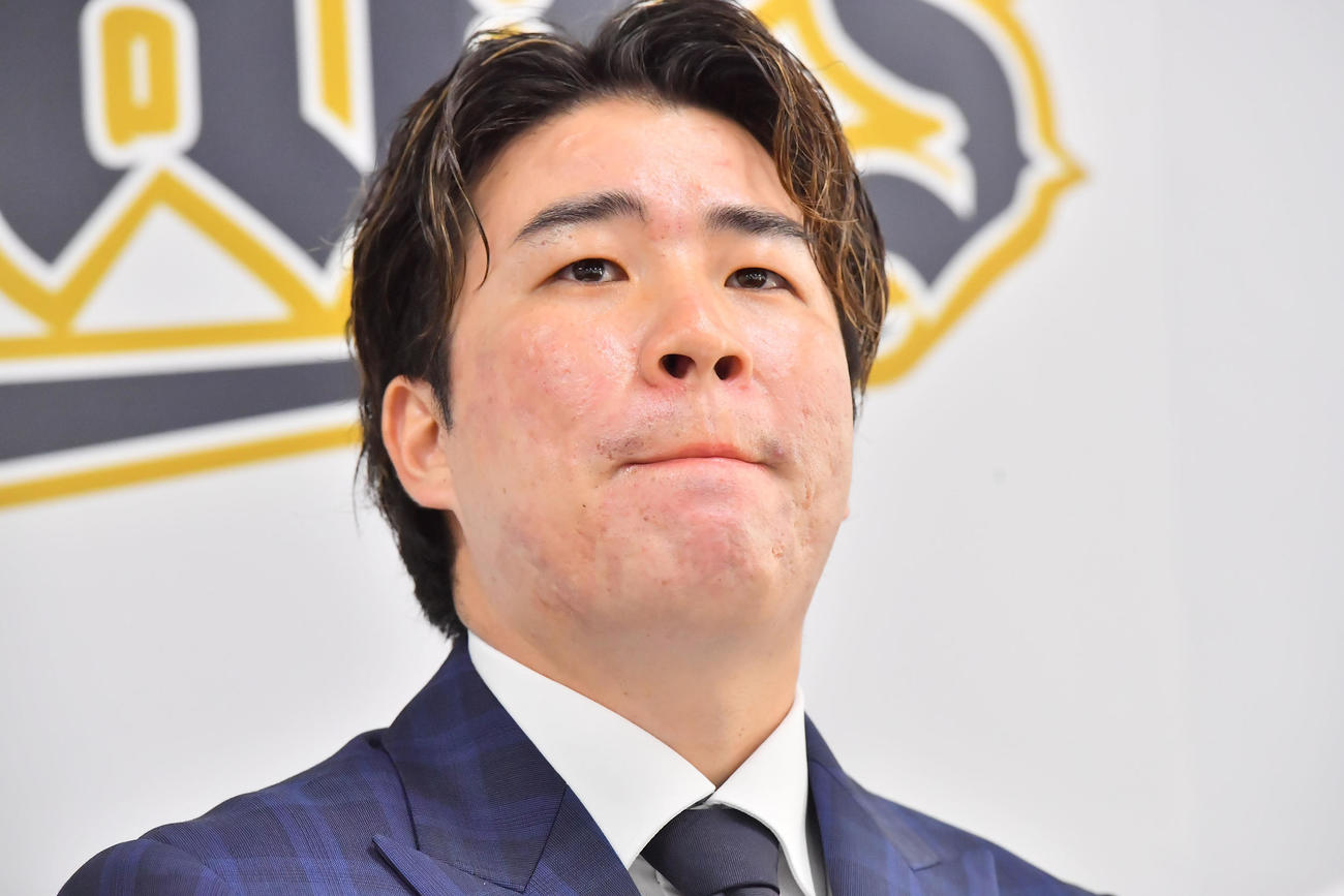 微増でサインしたオリックス山足（撮影・和賀正仁）