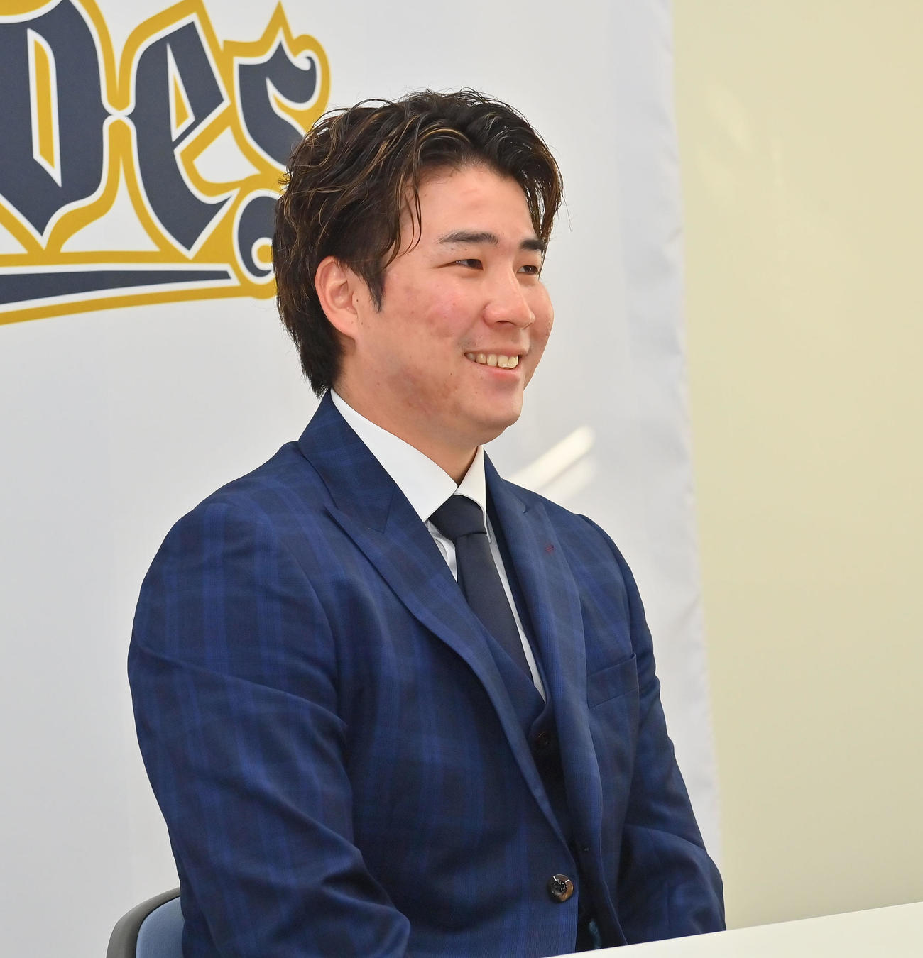 微増でサインしたオリックス山足（撮影・和賀正仁）