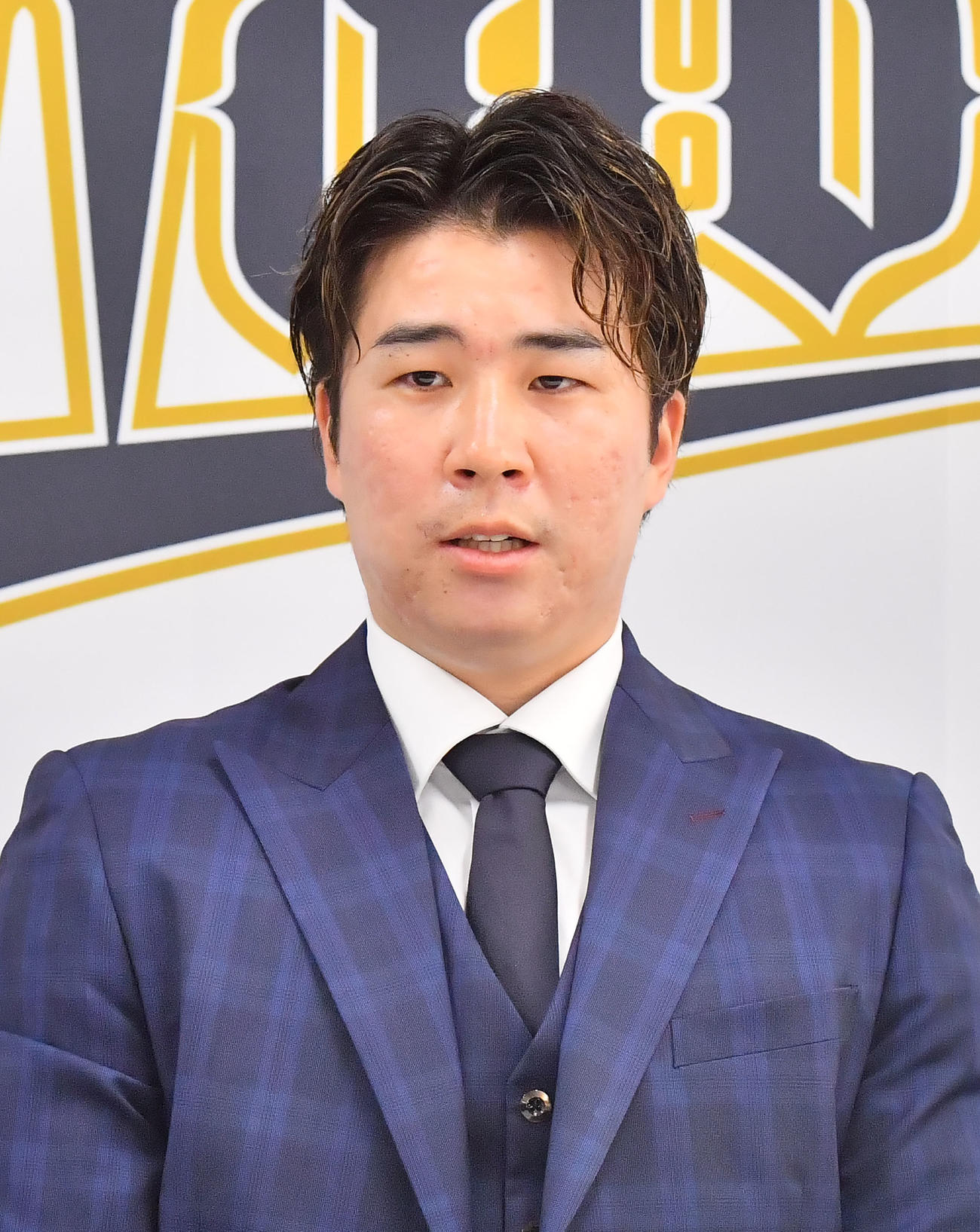 微増でサインしたオリックス山足（撮影・和賀正仁）