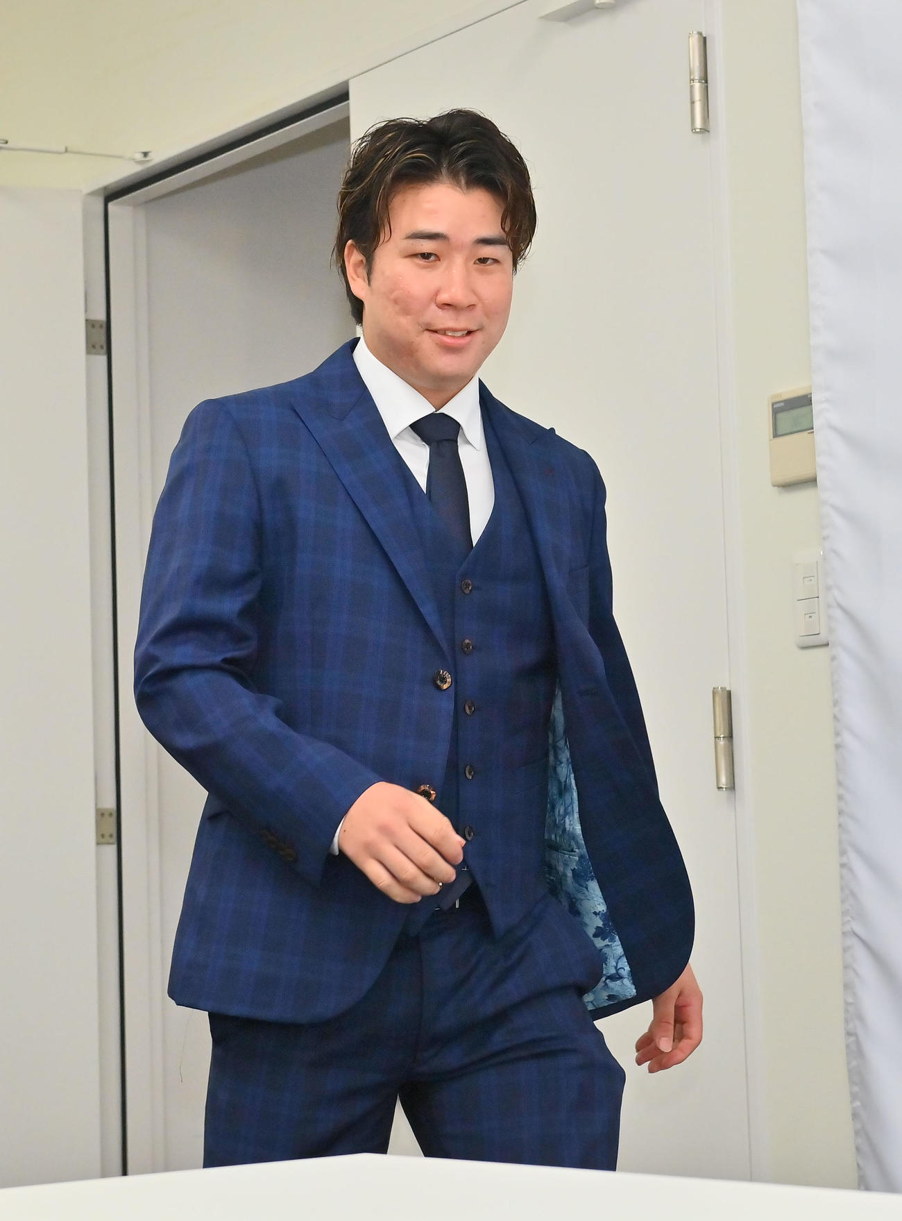 微増でサインしたオリックス山足（撮影・和賀正仁）