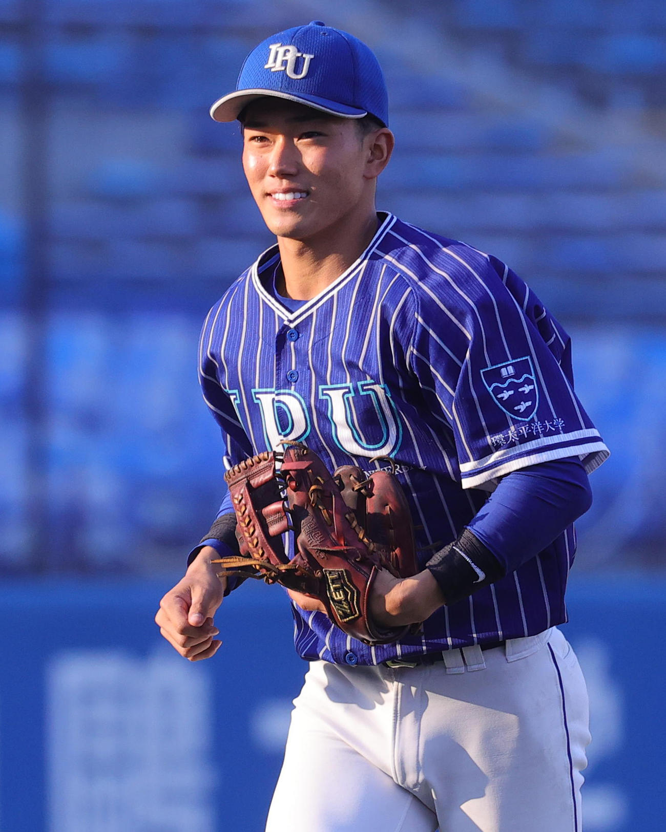 国際武道大対環太平洋大　2回を無失点で終え笑顔でベンチに戻る環太平洋大先発の徳山（撮影・野上伸悟）