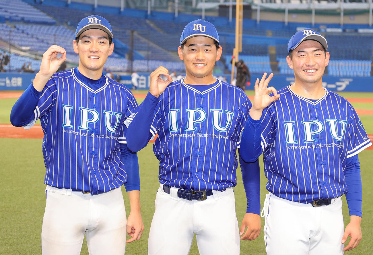 国際武道大対環太平洋大　ノーヒットリレーで初戦を突破し、0ポーズで喜ぶ環太平洋大先発の徳山（（中央）、2番手の蛭子（左）、3番手の辻（撮影・野上伸悟）