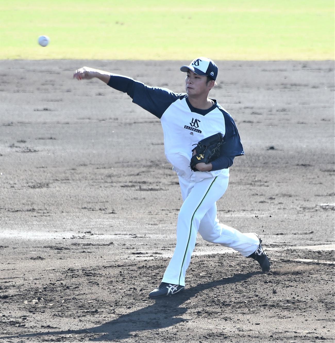 投内連携で軽快な動きを見せるヤクルト沼田（撮影・鈴木正章）