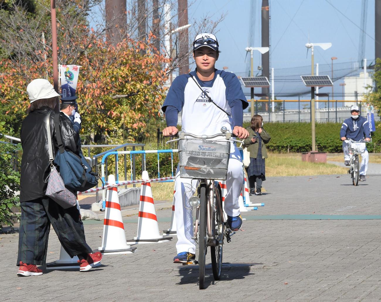 自転車で球場施設を移動するヤクルト沼田（撮影・鈴木正章）