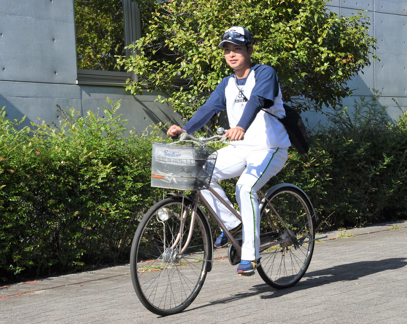 自転車で球場施設を移動するヤクルト沼田（撮影・鈴木正章）