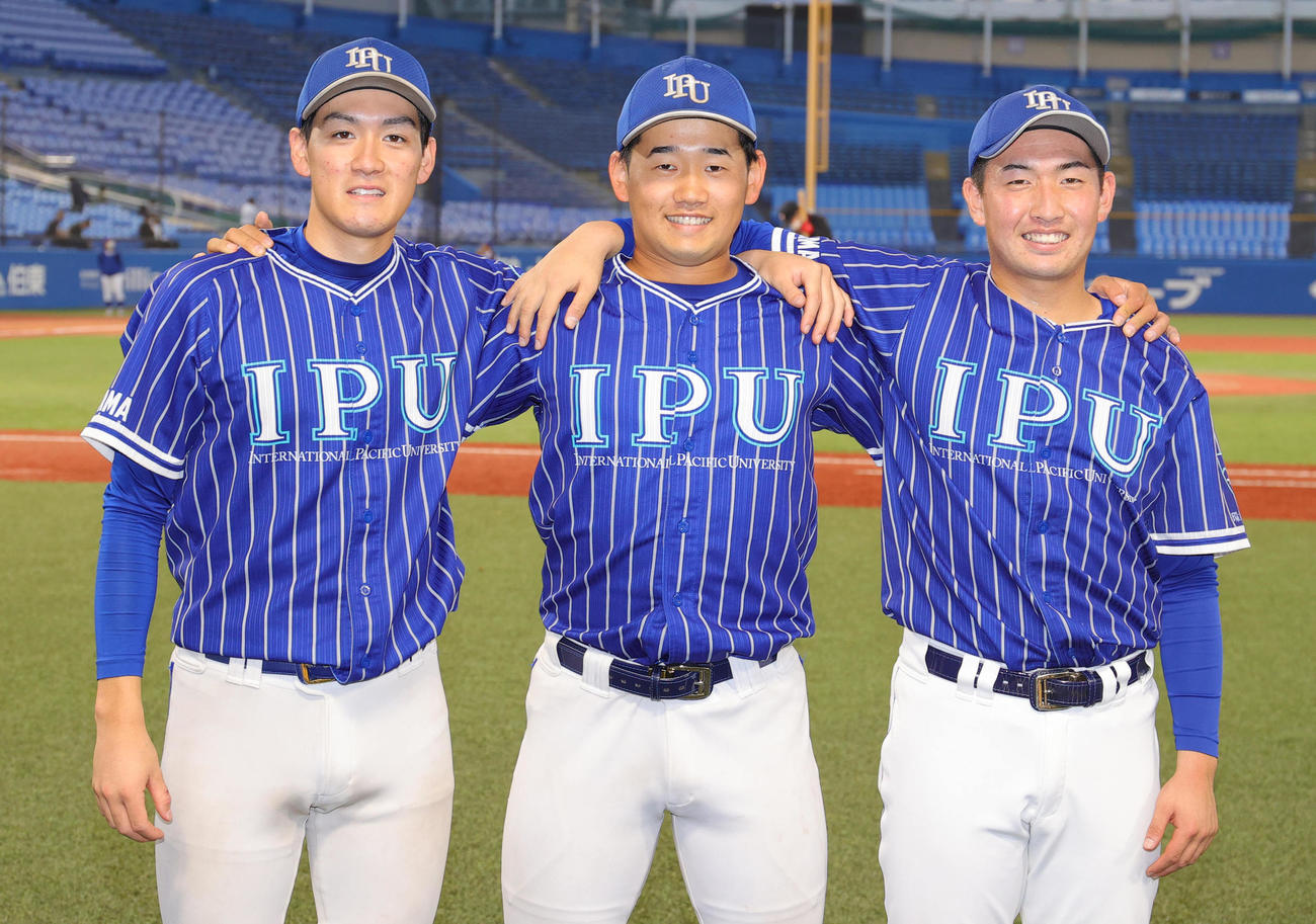 国際武道大対環太平洋大　ノーヒットリレーで初戦を突破し、肩を組み喜ぶ環太平洋大先発の徳山（（中央）、2番手の蛭子（左）、3番手の辻（撮影・野上伸悟）