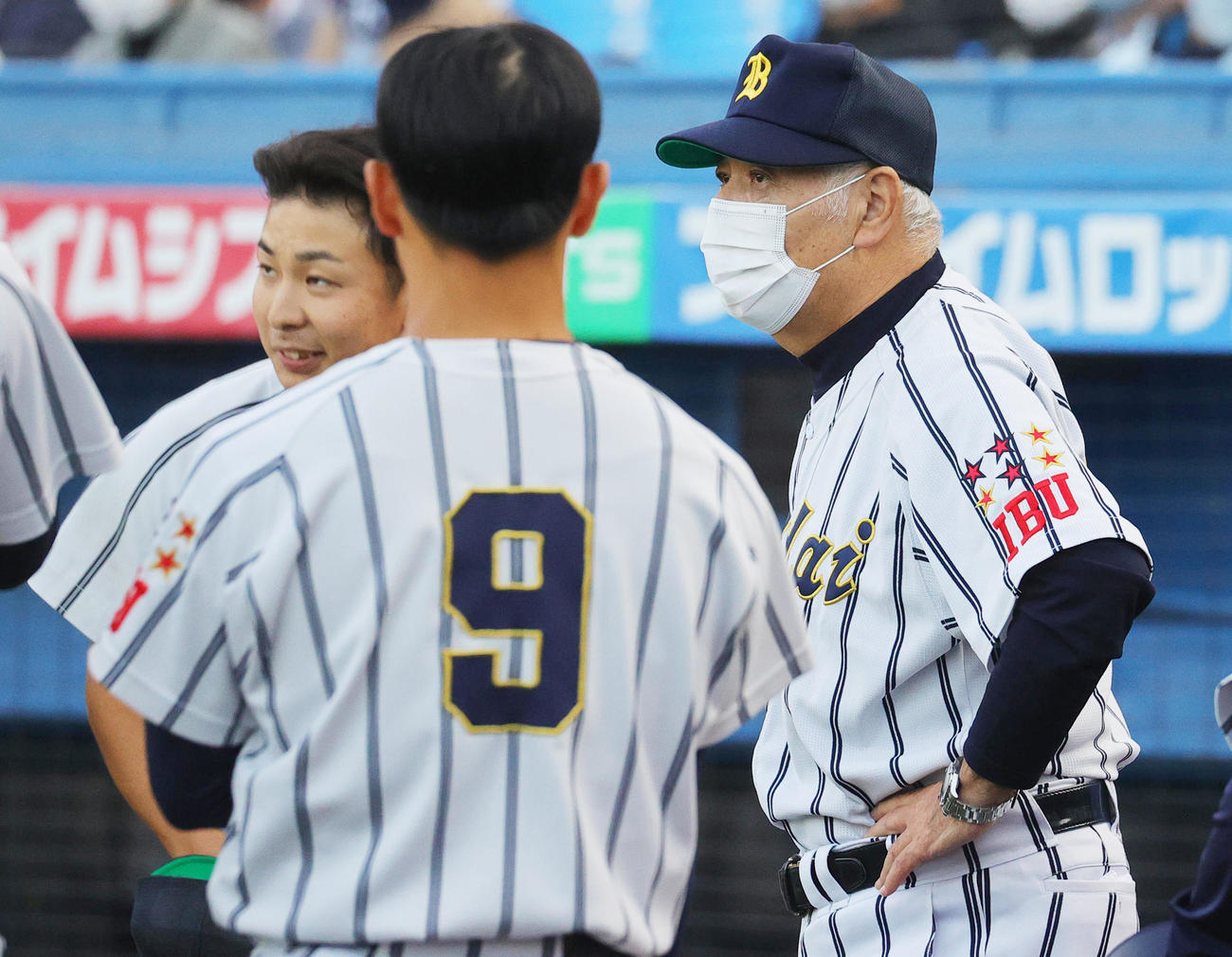 国際武道大対環太平洋大　選手に声を掛ける国際武道大・岩井監督（撮影・野上伸悟）