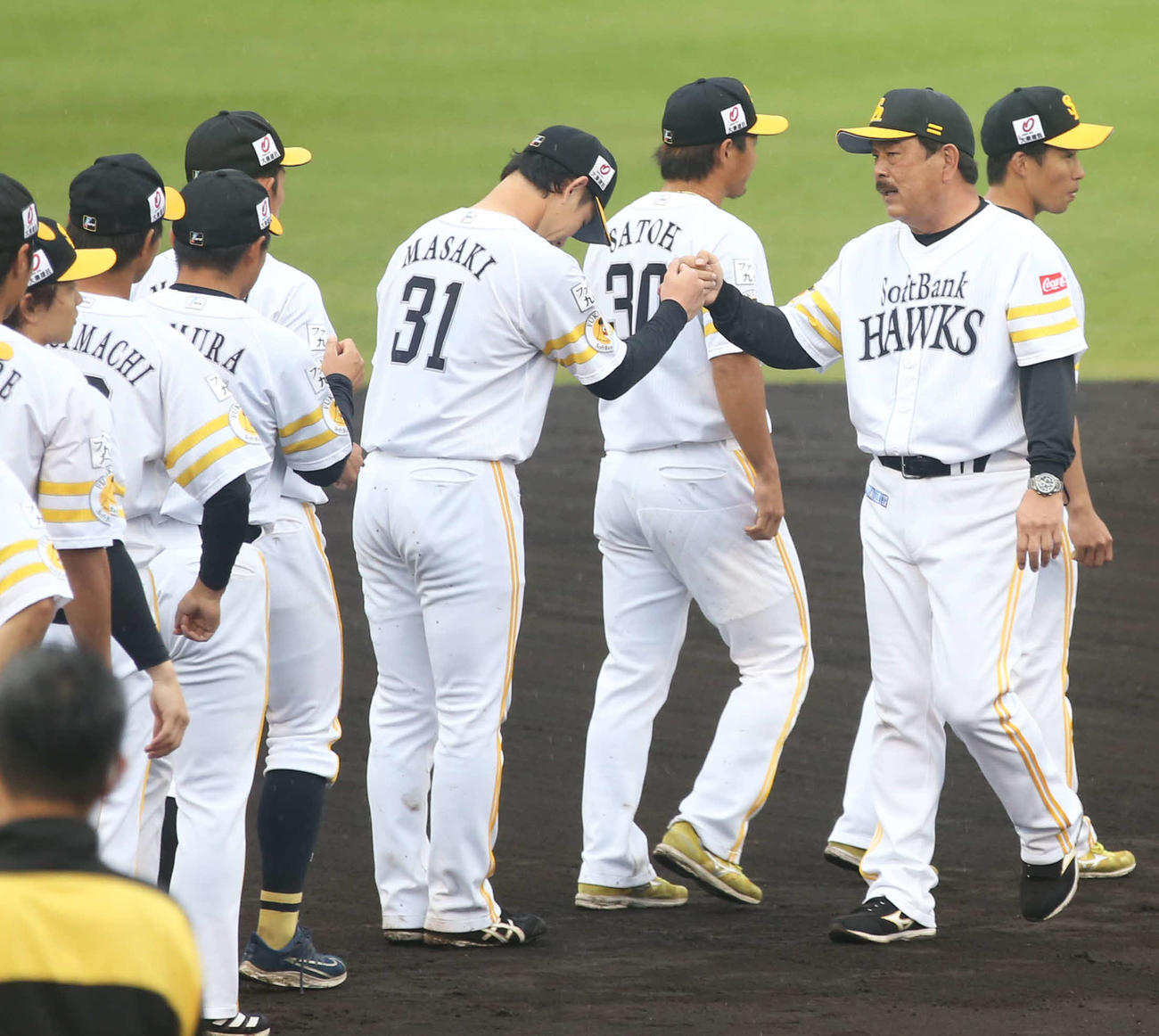 秋季キャンプを打ち上げ、正木（右から4人目）らナインとグータッチをする藤本監督（同2人目）（撮影・屋方直哉）
