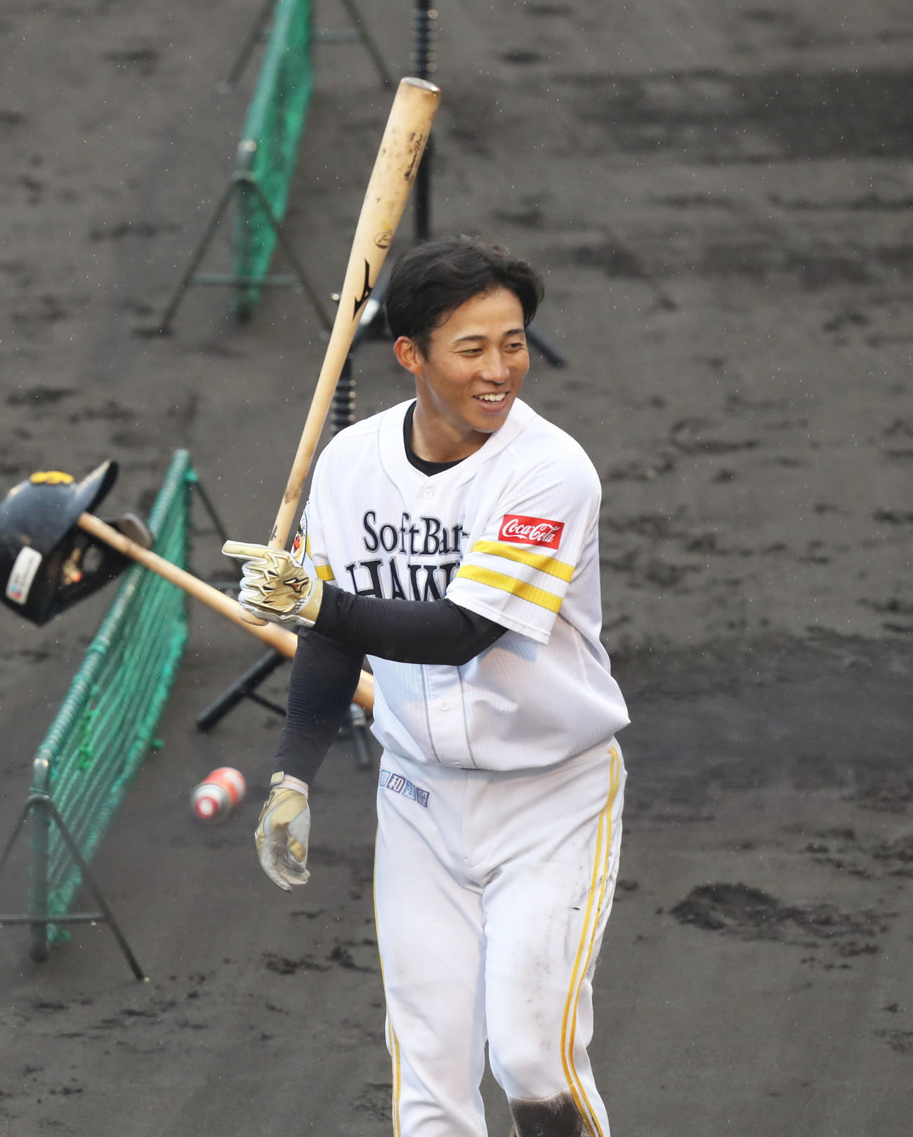 練習中に笑顔をみせる野村勇（撮影・屋方直哉）