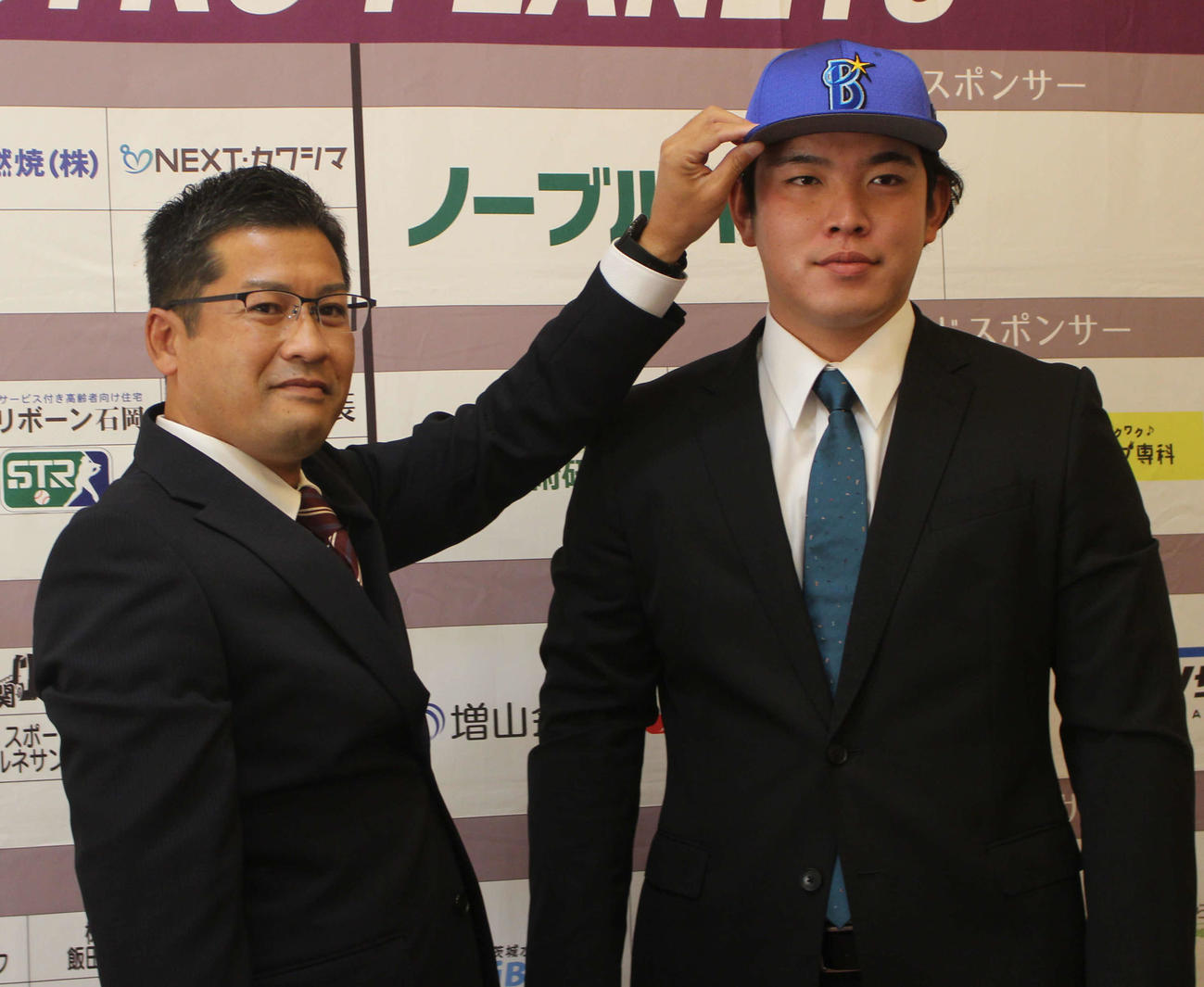DeNAと仮契約を結んだ育成ドラフト4位のBC茨城・渡辺（右）（撮影・久保賢吾）