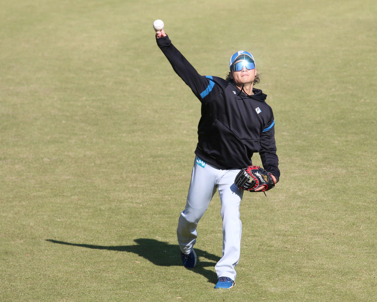 千葉・鎌ケ谷での秋季練習でWBC使用球を使ってキャッチボールをする日本ハム伊藤（撮影・木下大輔）