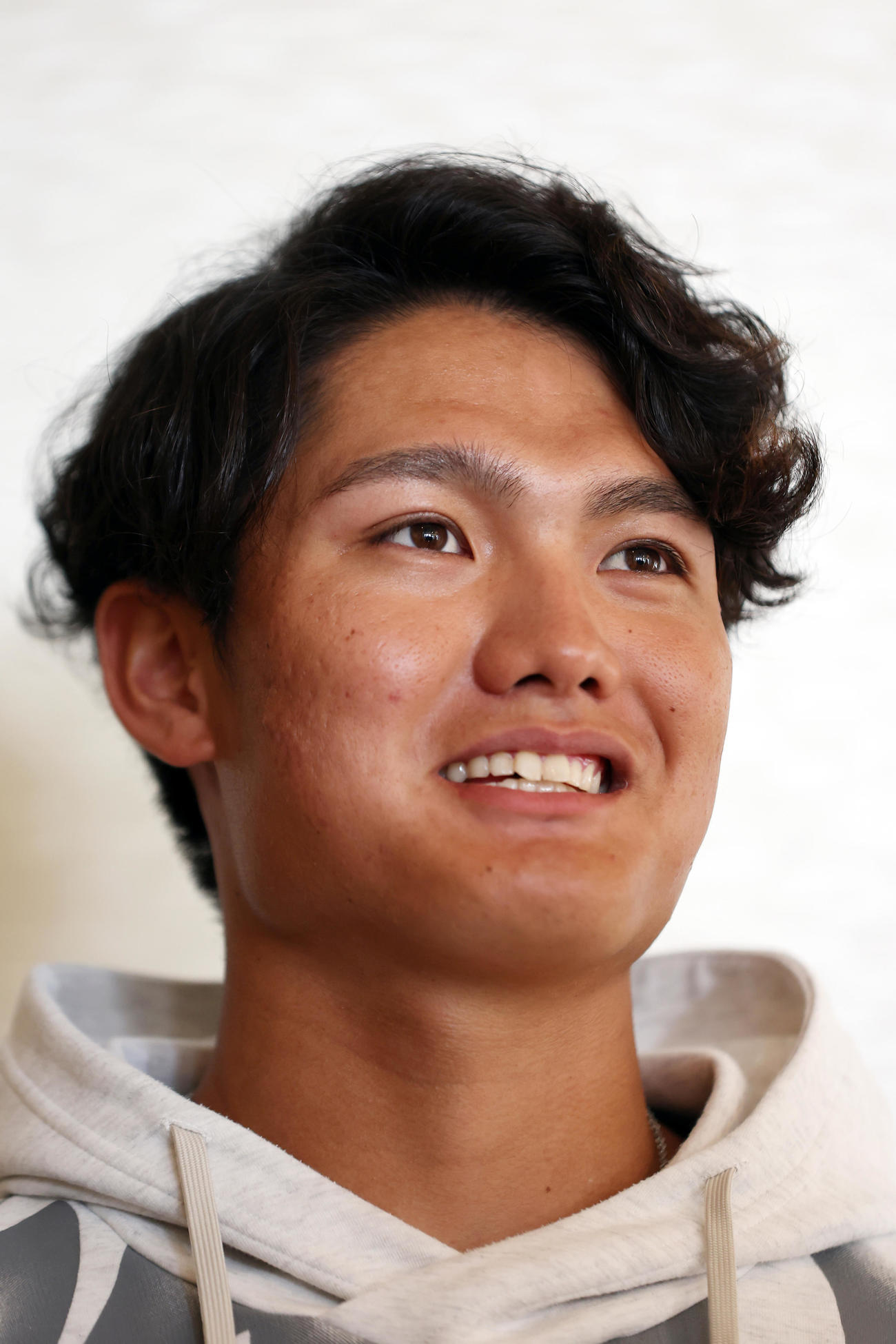 契約更改を終え、笑顔で取材に応じる阪神西純（撮影・前田充）