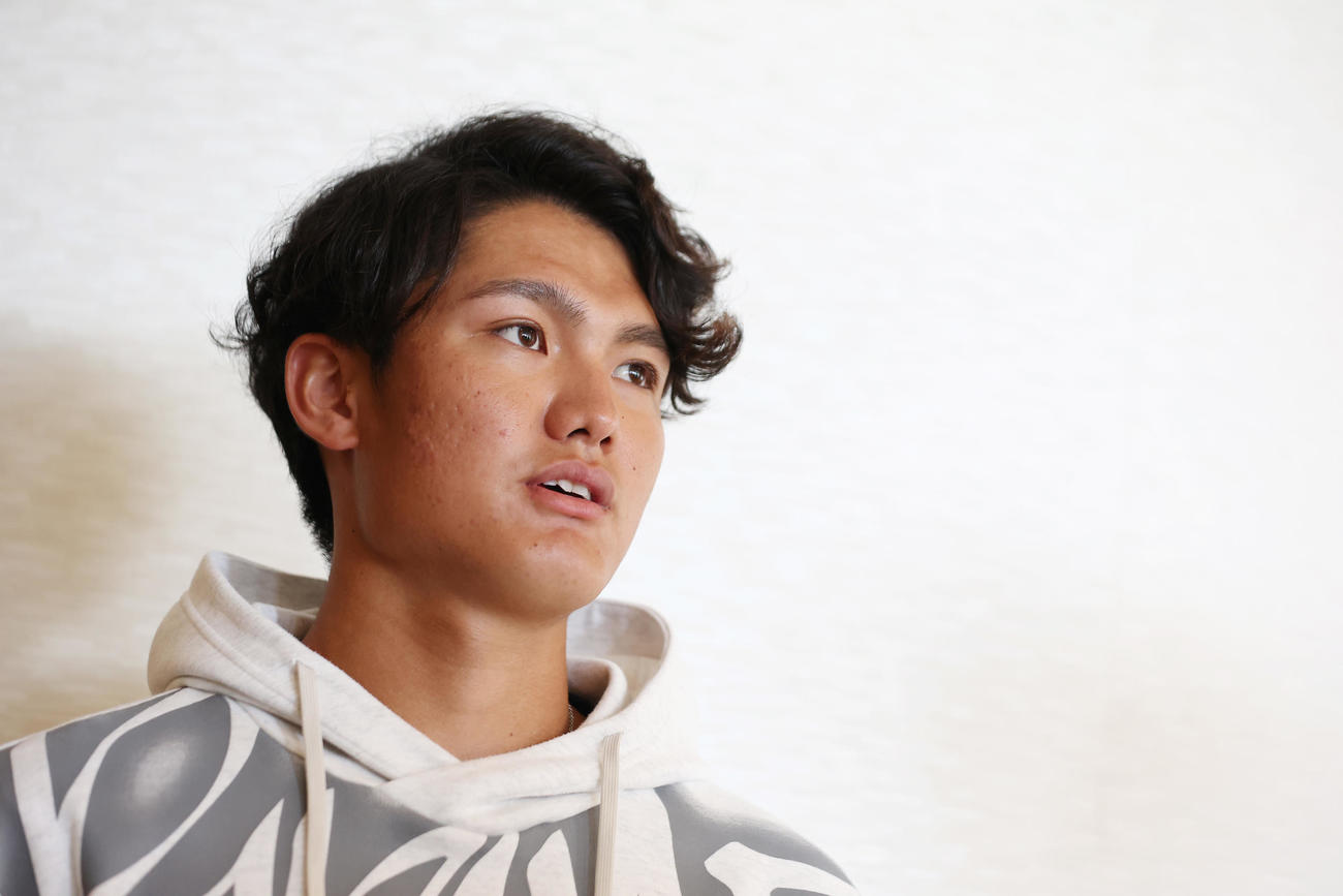契約更改を終え、取材に応じる阪神西純（撮影・前田充）