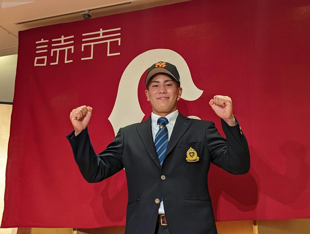 仮契約を結んだ巨人ドラフト4位門脇誠内野手はガッツポーズを見せる（撮影・三須一紀）