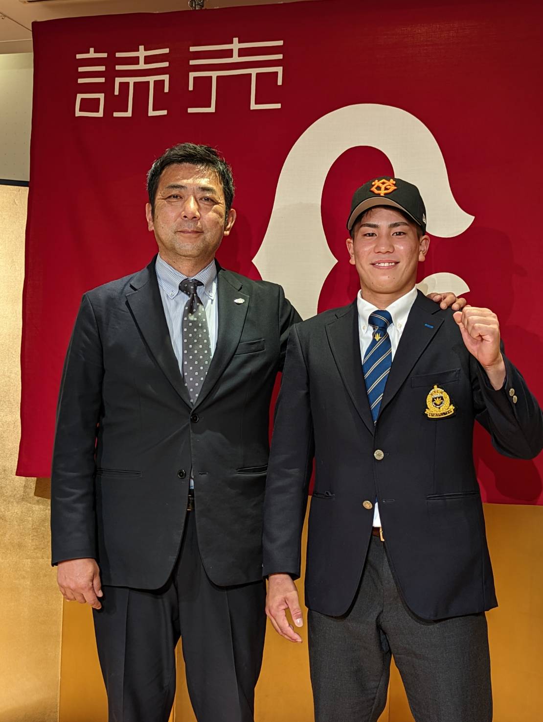 仮契約を結んだ巨人ドラフト4位門脇誠内野手（右）と柏田スカウト（撮影・三須一紀）