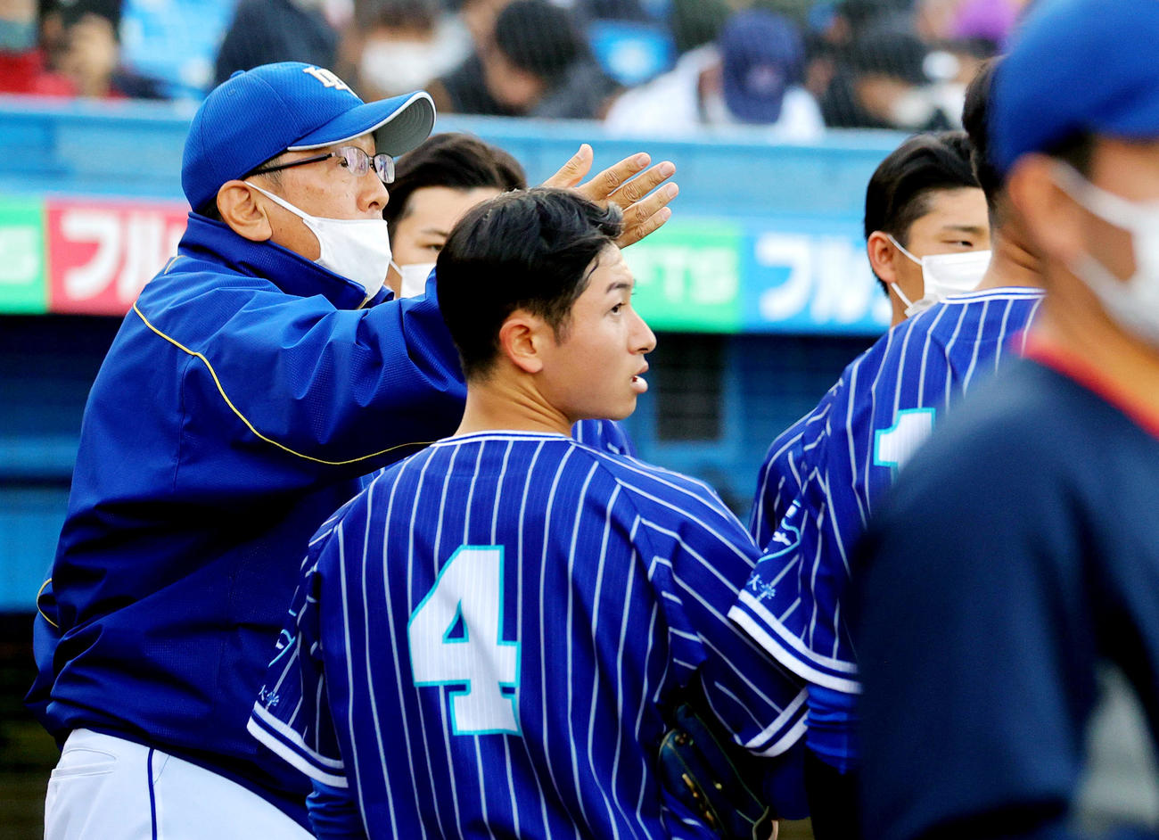 国際武道大対環太平洋大　円陣で選手に声を掛ける環太平洋大・野村監督（撮影・野上伸悟）