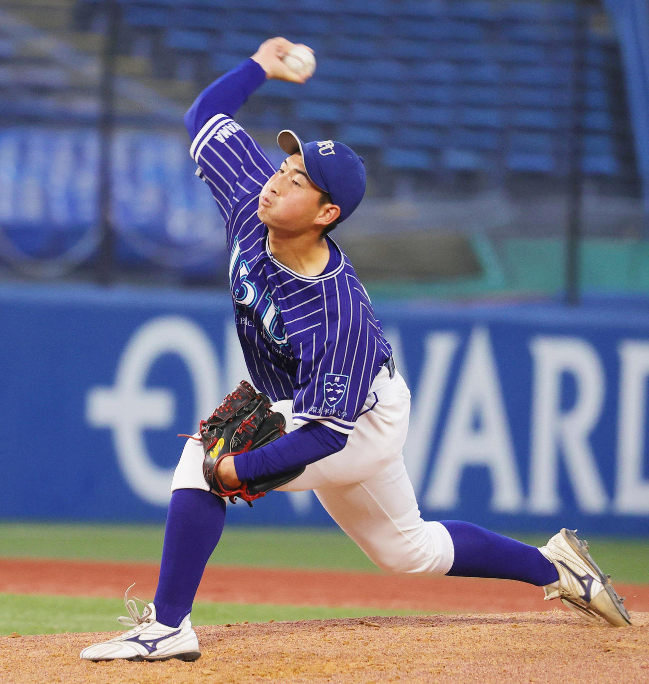 国際武道大対環太平洋大　力投する環太平洋大・辻（撮影・野上伸悟）
