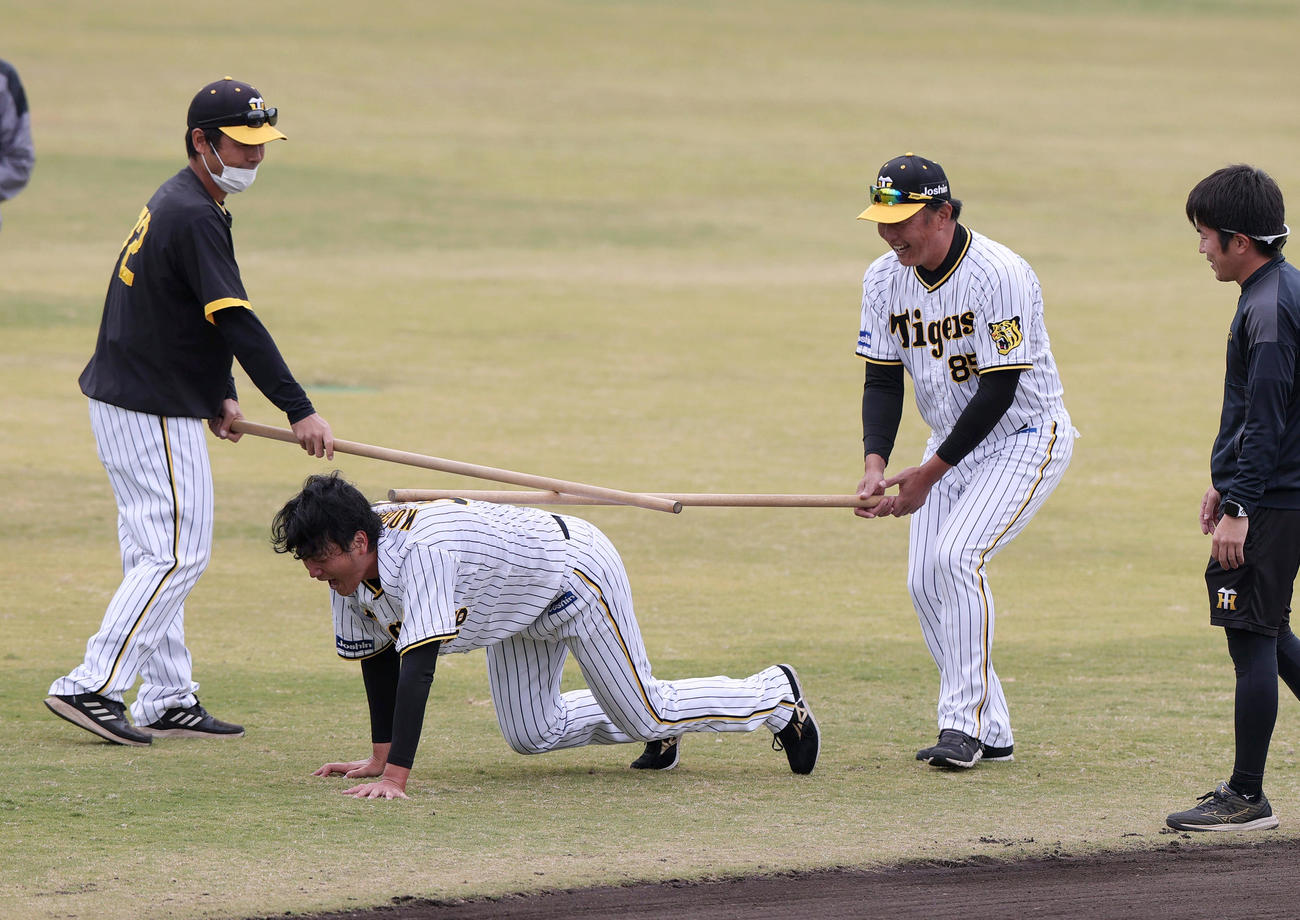 サーキットトレーニングで苦しむ小林（左から2人目）（撮影・上山淳一）