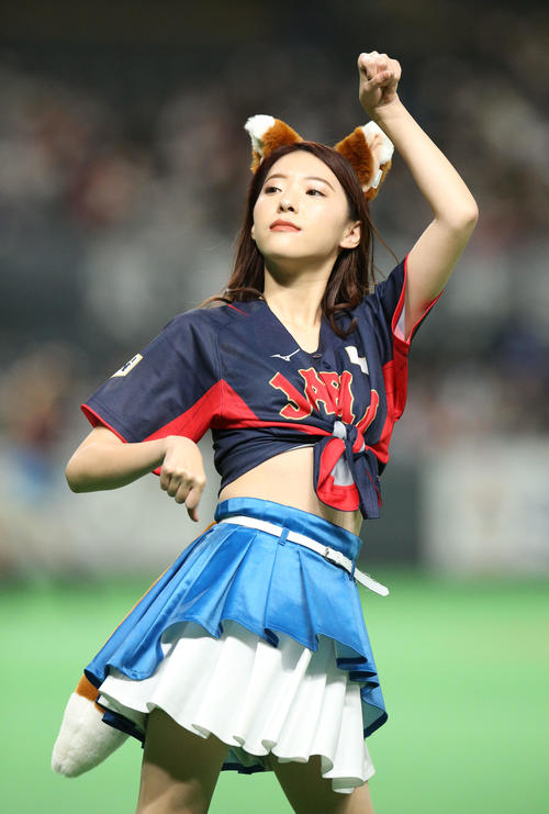 侍ジャパン仕様のコスチュームで「きつねダンス」を踊るファイターズガール（撮影・佐藤翔太）