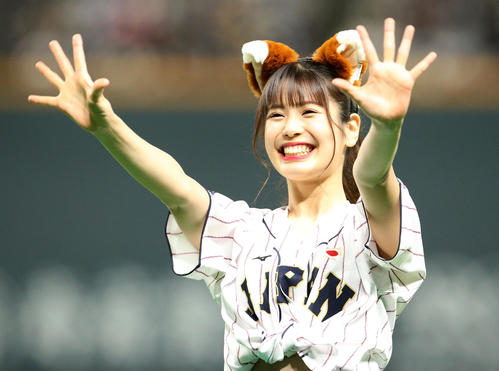 侍ジャパン仕様のコスチュームで「きつねダンス」を踊るファイターズガール（撮影・佐藤翔太）