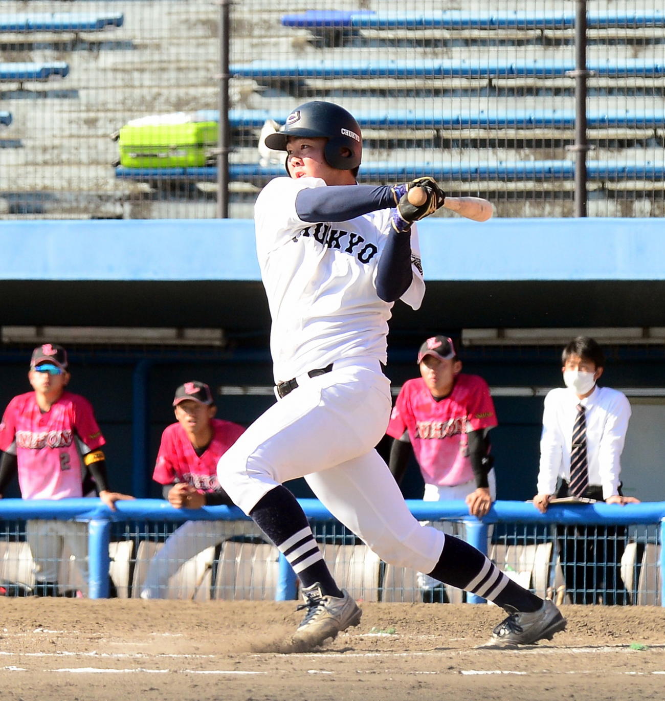 日大国際関係戦の5回、左前2点適時打を放つ中京大・川瀬