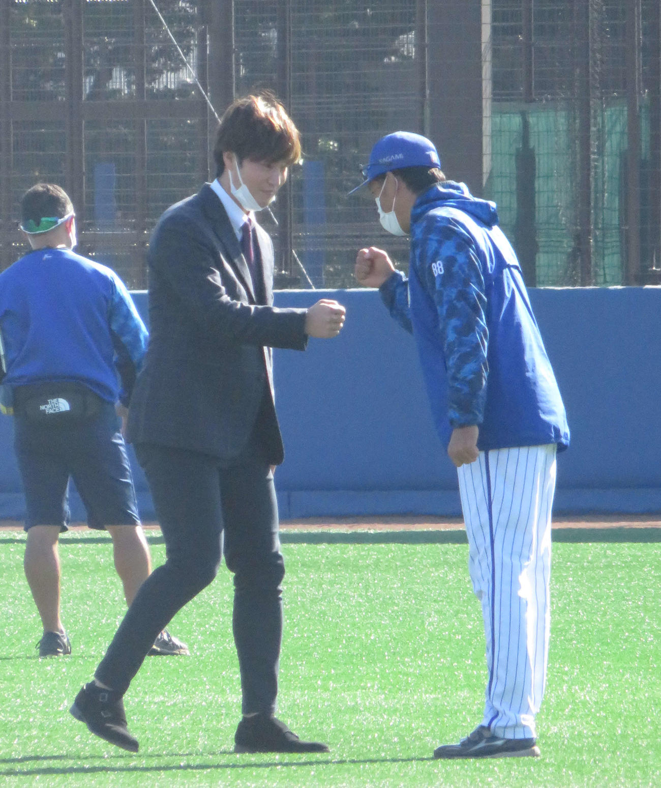 DeNAから中日へトレードのためあいさつする砂田（手前左）