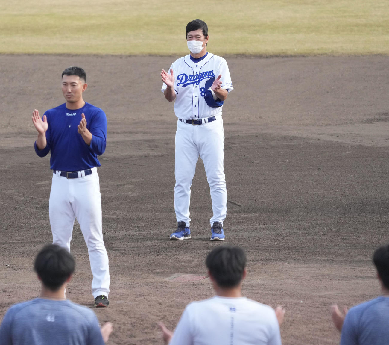 キャンプ打ち上げ、手締めをする片岡2軍監督（撮影・森本幸一）