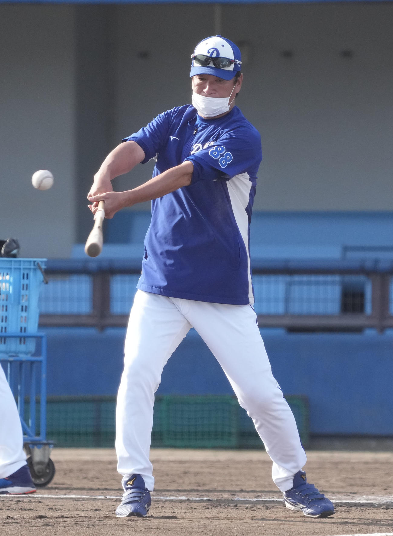 ノックをする片岡2軍監督（撮影・森本幸一）