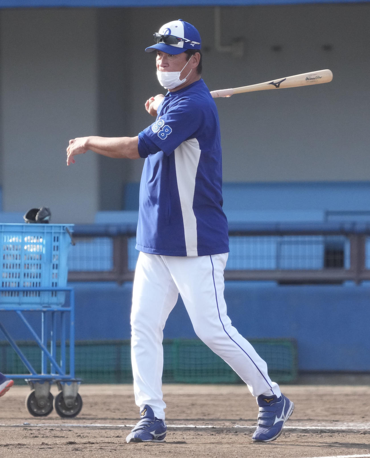 ノックをする片岡2軍監督（撮影・森本幸一）