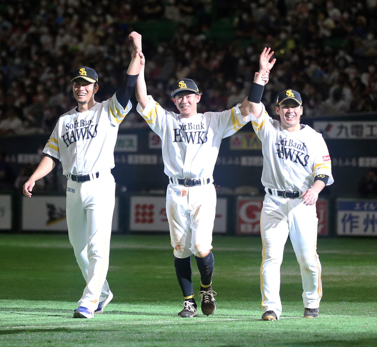 ロッテに連勝し、M5として歓声に応える、左からソフトバンク千賀、牧原大、甲斐（撮影・屋方直哉）