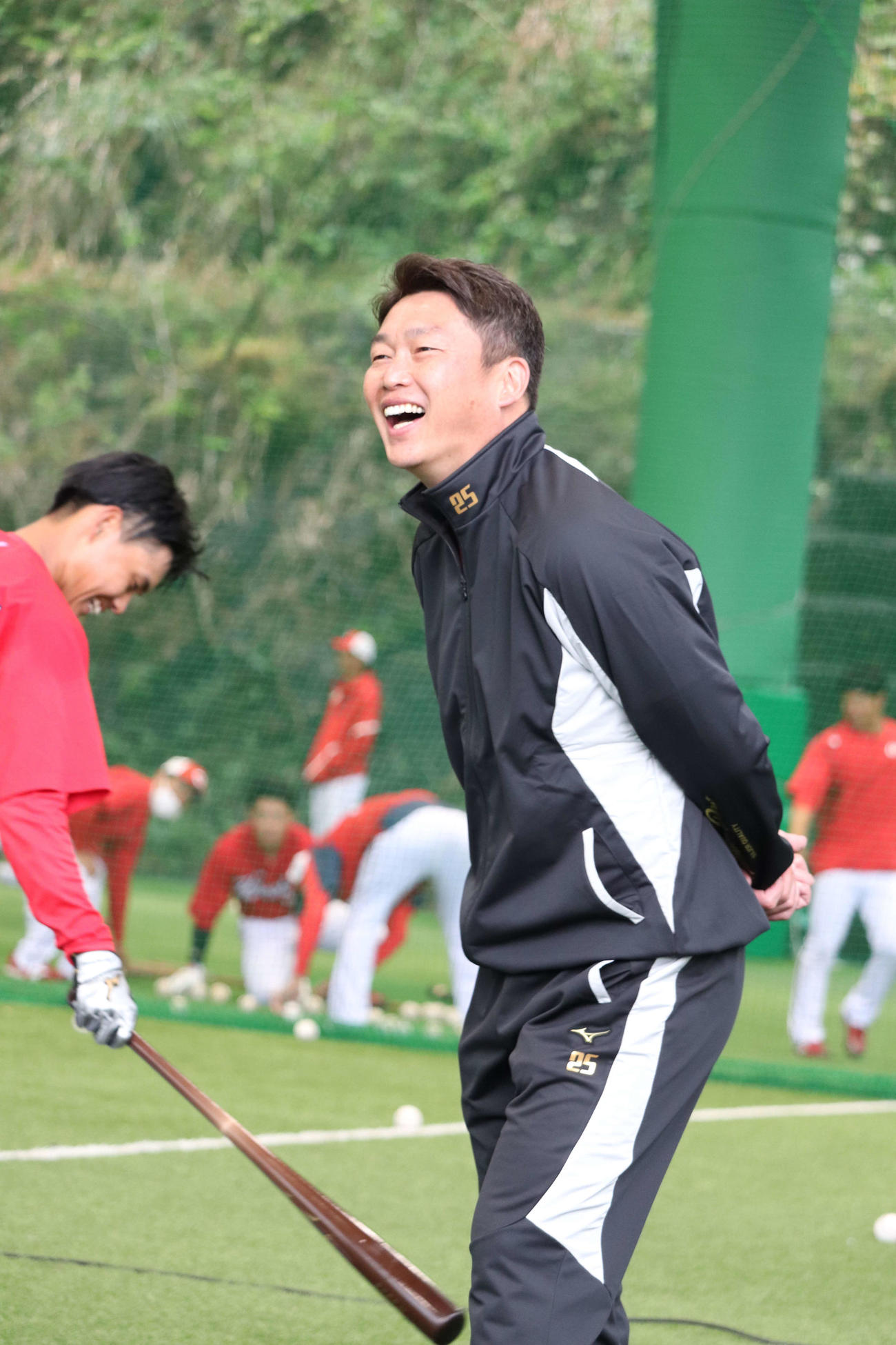 選手とのやり取りで笑顔を見せる広島新井貴浩監督（撮影・前原淳