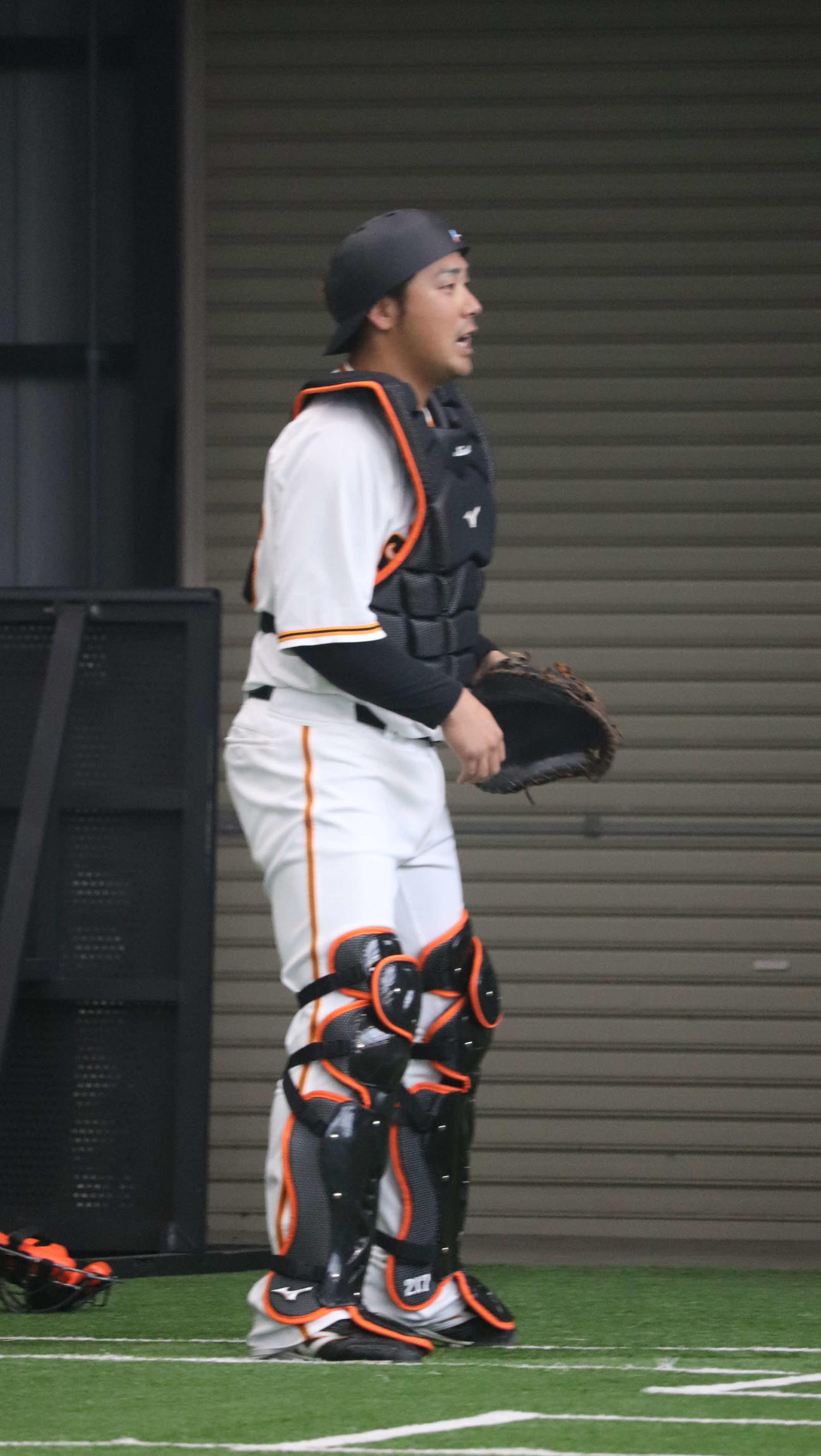 ブルペンでマスクをかぶった巨人香月（撮影・小早川宗一郎）
