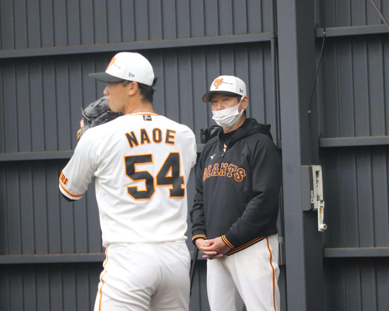ブルペン投球する巨人直江を見守る阿波野投手チーフコーチ（撮影・小早川宗一郎）