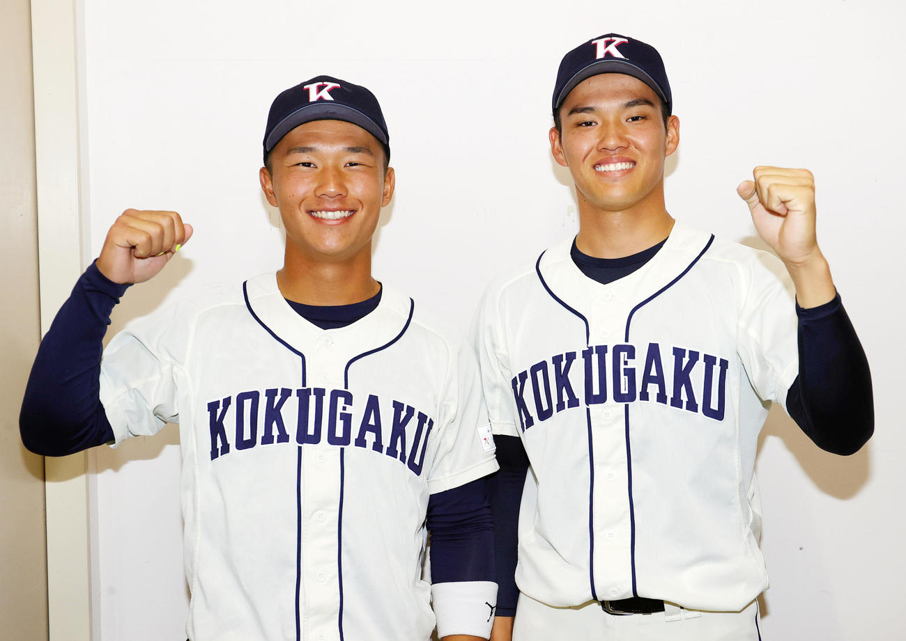 国学院大対仙台大　初戦に勝利し笑顔でガッツポーズの国学院大・立花（左）と坂口（撮影・野上伸悟）
