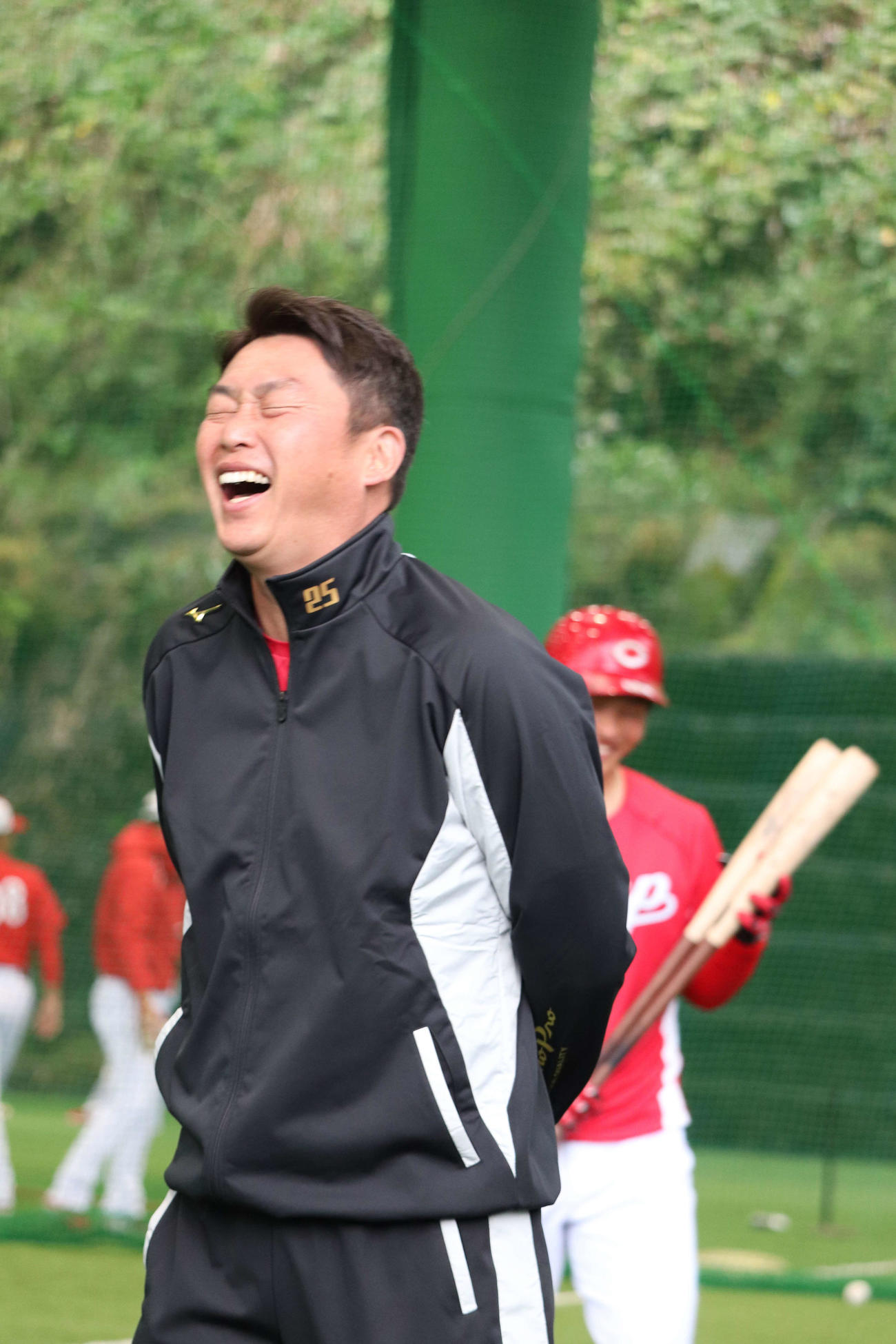 選手とのやり取りで笑顔を見せる広島新井貴浩監督（撮影・前原淳）
