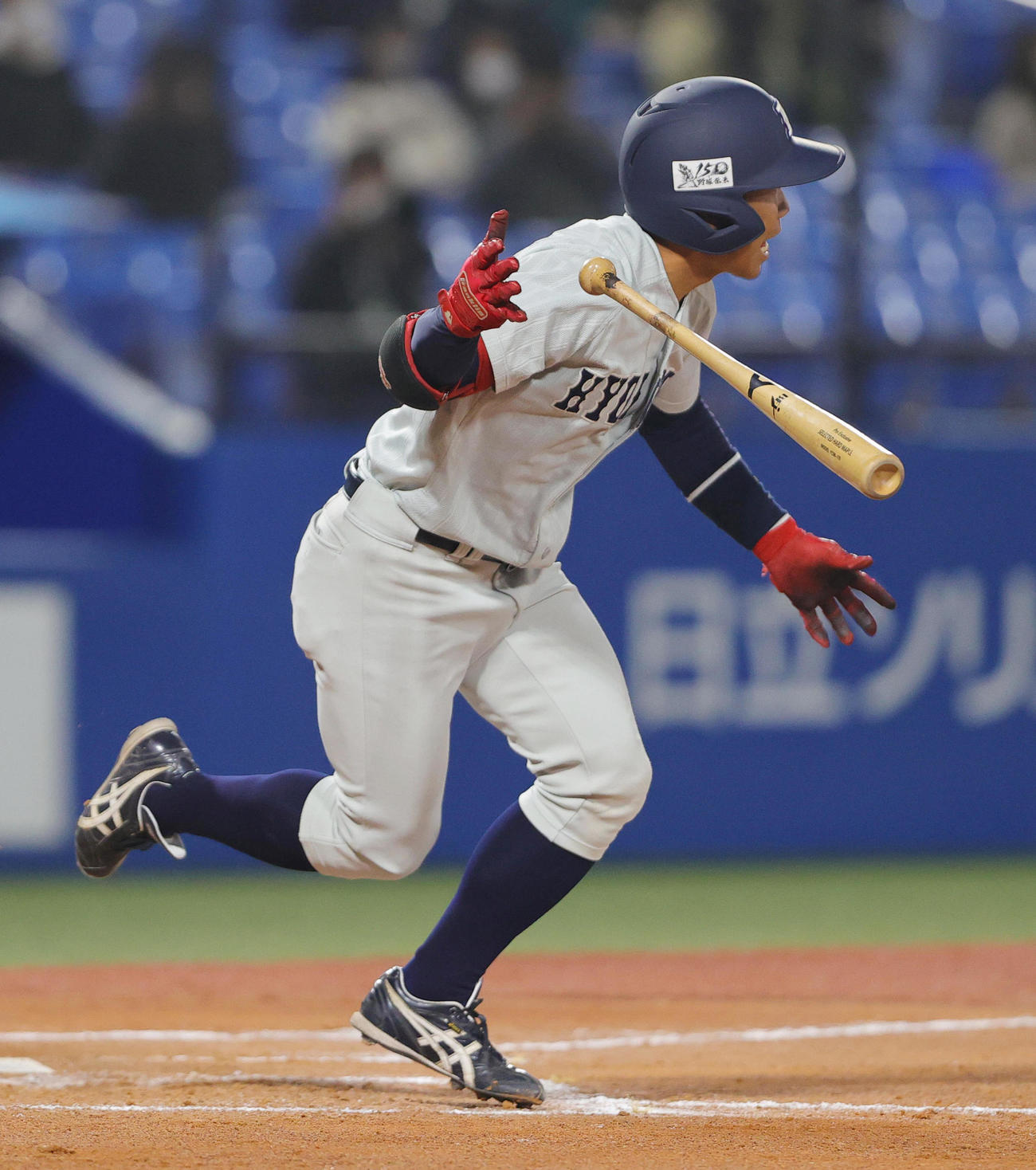 名城大対九州共立大　6回裏九州共立大無死、チーム初安打となる遊撃内野安打を放つ根路銘（撮影・野上伸悟）